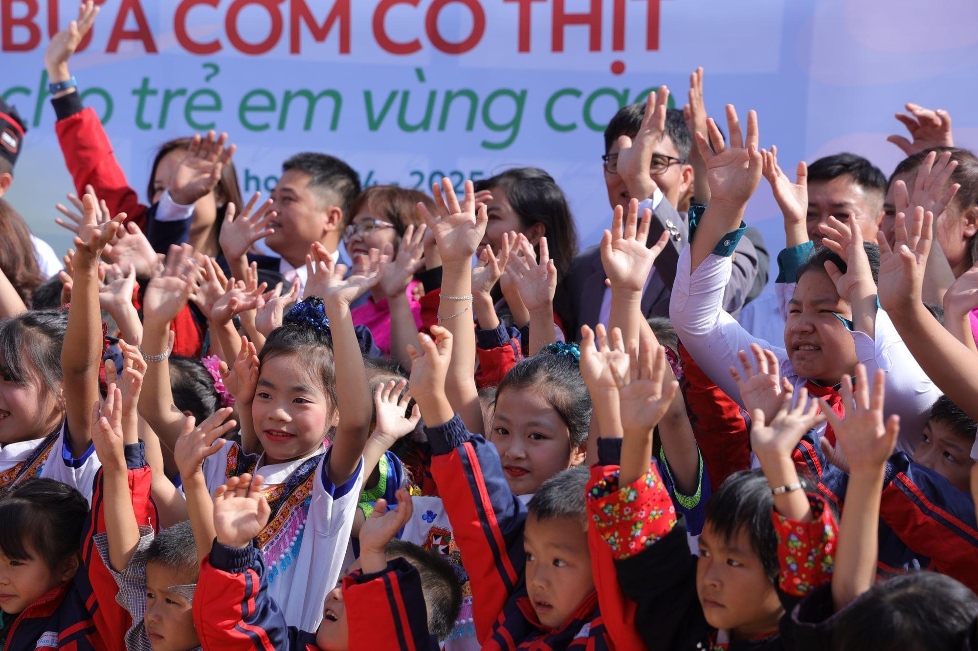 CHIN-SU mang chảo cơm có thịt đặc biệt lên vùng cao “tiếp sức học trò, tiếp lửa thầy cô” nhân dịp 20/11 - Ảnh 10. CHIN-SU mang chảo cơm có thịt đặc biệt lên vùng cao “tiếp sức học trò, tiếp lửa thầy cô” nhân dịp 20/11 - Ảnh 10.