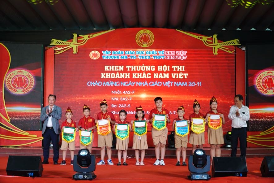 Nguyên Phó Chủ tịch nước Trương Mỹ Hoa dự kỷ niệm Ngày Nhà giáo Việt Nam tại Trường Nam Việt- Ảnh 2. Nguyên Phó Chủ tịch nước Trương Mỹ Hoa dự kỷ niệm Ngày Nhà giáo Việt Nam tại Trường Nam Việt- Ảnh 2.