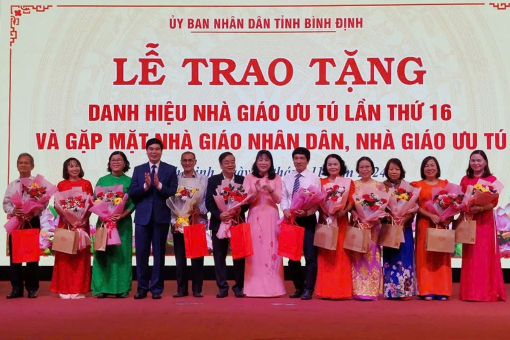 Nhà giáo nhân dân trích lương hưu để trao đến học sinh khó khăn - 2 Nhà giáo nhân dân trích lương hưu để trao đến học sinh khó khăn - 2
