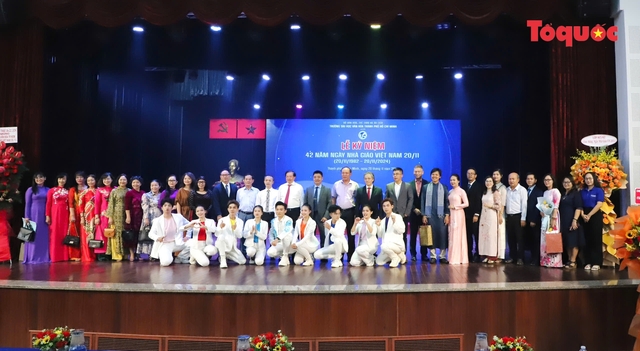 Thứ trưởng Tạ Quang Đông thăm và chúc mừng các cơ sở đào tạo tại TP.HCM nhân Ngày Nhà giáo Việt Nam 20/11 - Ảnh 7. Thứ trưởng Tạ Quang Đông thăm và chúc mừng các cơ sở đào tạo tại TP.HCM nhân Ngày Nhà giáo Việt Nam 20/11 - Ảnh 7.