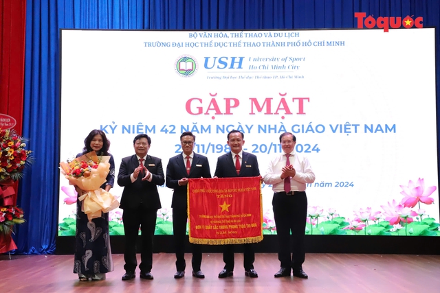 Thứ trưởng Tạ Quang Đông thăm và chúc mừng các cơ sở đào tạo tại TP.HCM nhân Ngày Nhà giáo Việt Nam 20/11 - Ảnh 8. Thứ trưởng Tạ Quang Đông thăm và chúc mừng các cơ sở đào tạo tại TP.HCM nhân Ngày Nhà giáo Việt Nam 20/11 - Ảnh 8.