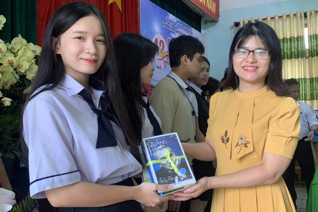 Thầy cô làm chuyện lạ dịp 20/11 khiến nhiều học sinh xúc động - 2 Thầy cô làm chuyện lạ dịp 20/11 khiến nhiều học sinh xúc động - 2