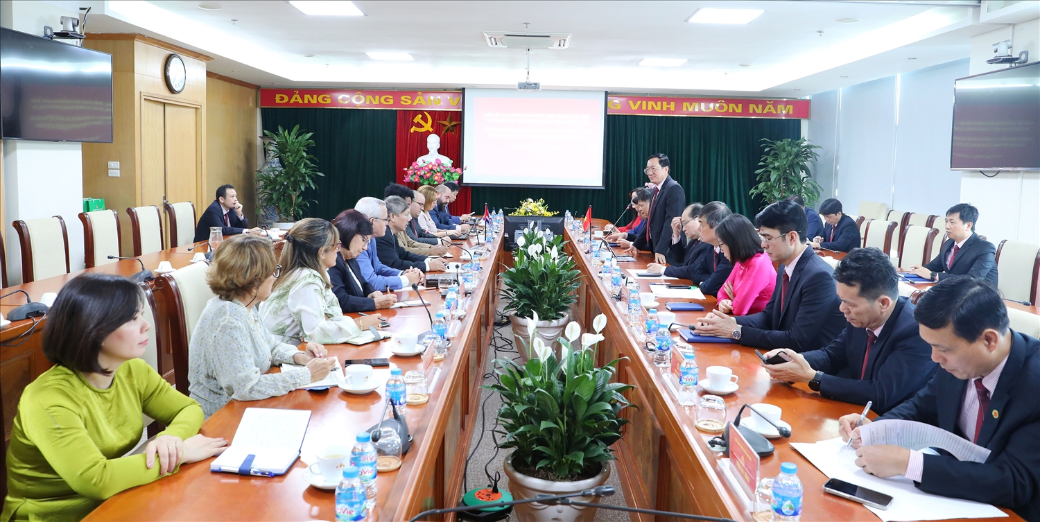 Quang cảnh buổi làm việc Quang cảnh buổi làm việc