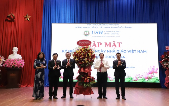 Trường Đại học Thể dục Thể thao TP.HCM kỷ niệm 20/11 và vinh dự đón nhận Cờ thi đua của Chính phủ - Ảnh 5. Trường Đại học Thể dục Thể thao TP.HCM kỷ niệm 20/11 và vinh dự đón nhận Cờ thi đua của Chính phủ - Ảnh 5.