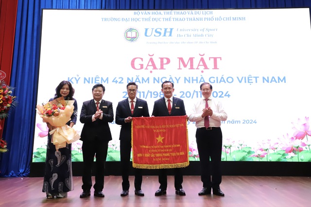 Trường Đại học Thể dục Thể thao TP.HCM kỷ niệm 20/11 và vinh dự đón nhận Cờ thi đua của Chính phủ - Ảnh 6. Trường Đại học Thể dục Thể thao TP.HCM kỷ niệm 20/11 và vinh dự đón nhận Cờ thi đua của Chính phủ - Ảnh 6.