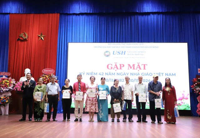 Trường Đại học Thể dục Thể thao TP.HCM kỷ niệm 20/11 và vinh dự đón nhận Cờ thi đua của Chính phủ - Ảnh 8. Trường Đại học Thể dục Thể thao TP.HCM kỷ niệm 20/11 và vinh dự đón nhận Cờ thi đua của Chính phủ - Ảnh 8.