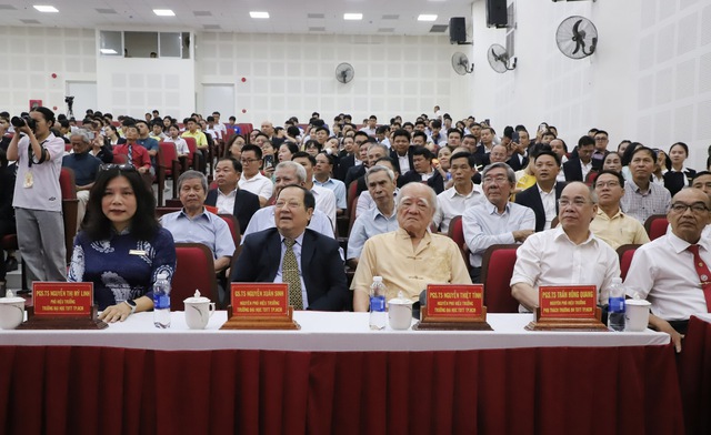 Trường Đại học Thể dục Thể thao TP.HCM kỷ niệm 20/11 và vinh dự đón nhận Cờ thi đua của Chính phủ - Ảnh 10. Trường Đại học Thể dục Thể thao TP.HCM kỷ niệm 20/11 và vinh dự đón nhận Cờ thi đua của Chính phủ - Ảnh 10.