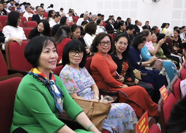 Trường Đại học Thể dục Thể thao TP.HCM kỷ niệm 20/11 và vinh dự đón nhận Cờ thi đua của Chính phủ - Ảnh 11. Trường Đại học Thể dục Thể thao TP.HCM kỷ niệm 20/11 và vinh dự đón nhận Cờ thi đua của Chính phủ - Ảnh 11.