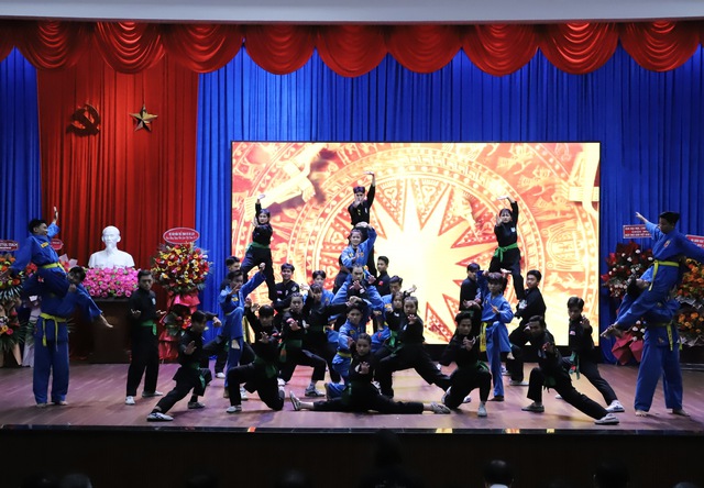 Trường Đại học Thể dục Thể thao TP.HCM kỷ niệm 20/11 và vinh dự đón nhận Cờ thi đua của Chính phủ - Ảnh 12. Trường Đại học Thể dục Thể thao TP.HCM kỷ niệm 20/11 và vinh dự đón nhận Cờ thi đua của Chính phủ - Ảnh 12.