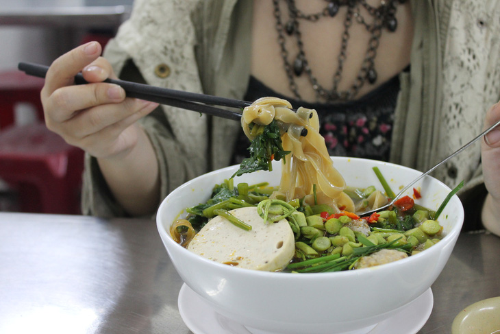 Canh bún Mẹ Tôi, quán ăn hơn 40 năm tuổi lưu giữ gia tài của mẹ - Ảnh 2. Canh bún Mẹ Tôi hơn 40 năm gắn với dân Phú Nhuận - Ảnh 2.