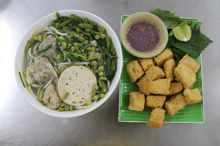Canh bún Mẹ Tôi, quán ăn hơn 40 năm tuổi lưu giữ gia tài của mẹ - Ảnh 3. Canh bún Mẹ Tôi, quán ăn hơn 40 năm tuổi lưu giữ gia tài của mẹ - Ảnh 3.