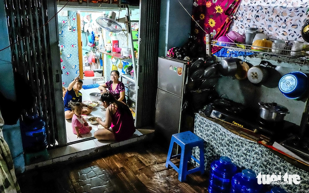 Trẻ con công nhân khu công nghiệp thiếu thốn mọi mặt, cha mẹ phải gửi về quê - Ảnh 2. Trẻ là con công nhân khu công nghiệp thiếu thốn mọi mặt - Ảnh 2.