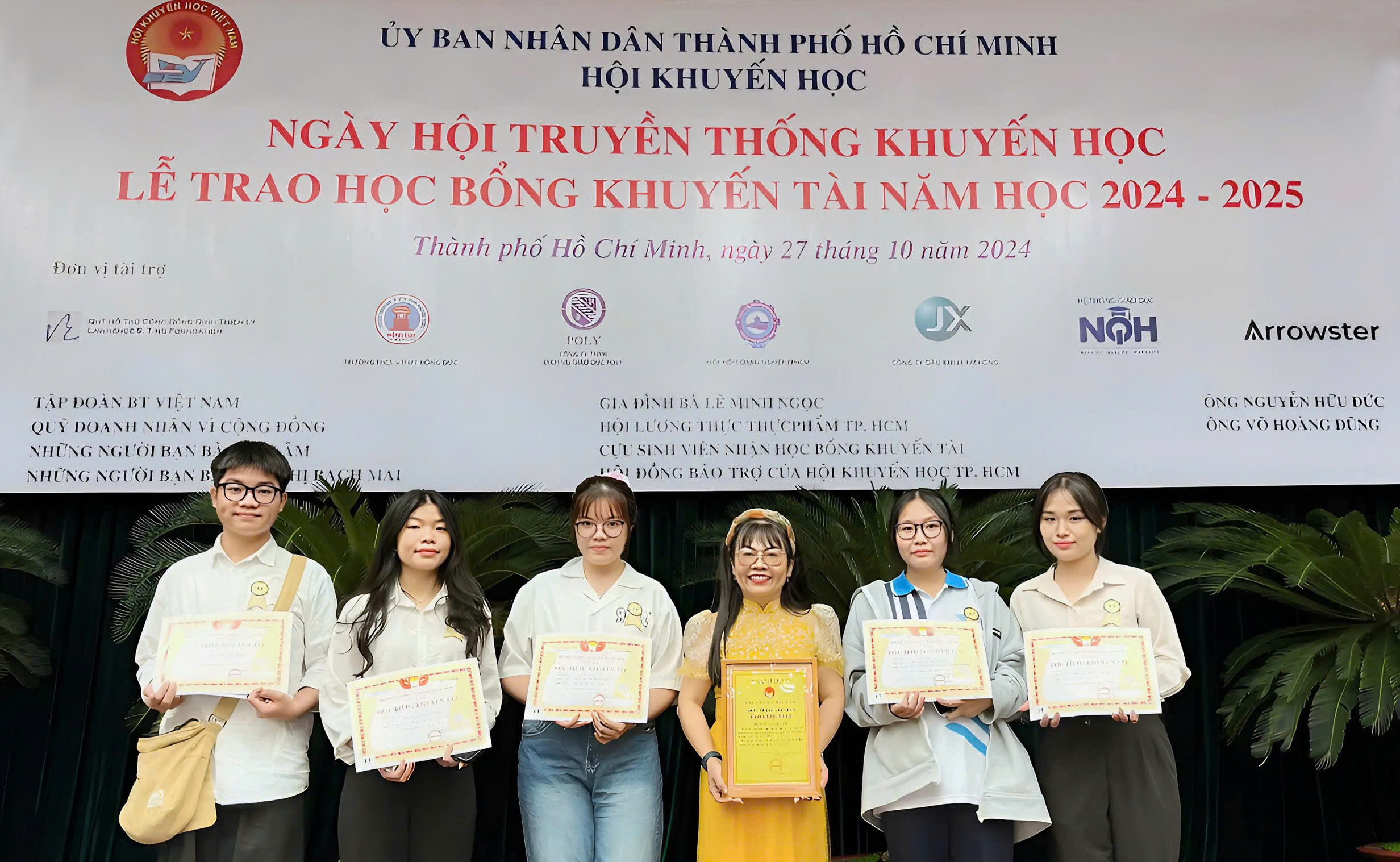 Chủ tịch HĐTV Hệ thống Giáo dục NQH Chế Ngọc Bảo Trân (thứ ba từ phải qua) trao tài trợ học bổng 1-1 cho 5 em sinh viên đang theo học đại học Chủ tịch HĐTV Hệ thống Giáo dục NQH Chế Ngọc Bảo Trân (thứ ba từ phải qua) trao tài trợ học bổng 1-1 cho 5 em sinh viên đang theo học đại học