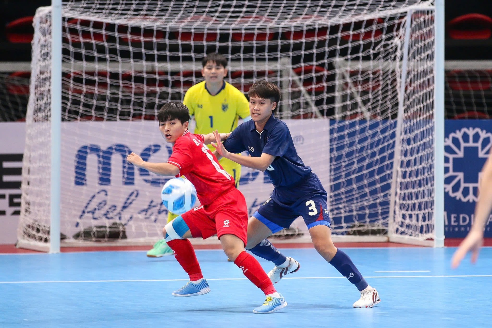 Chiến thắng lịch sử của các cô gái vàng futsal Việt Nam- Ảnh 3. Chiến thắng lịch sử của các cô gái vàng futsal Việt Nam- Ảnh 3.