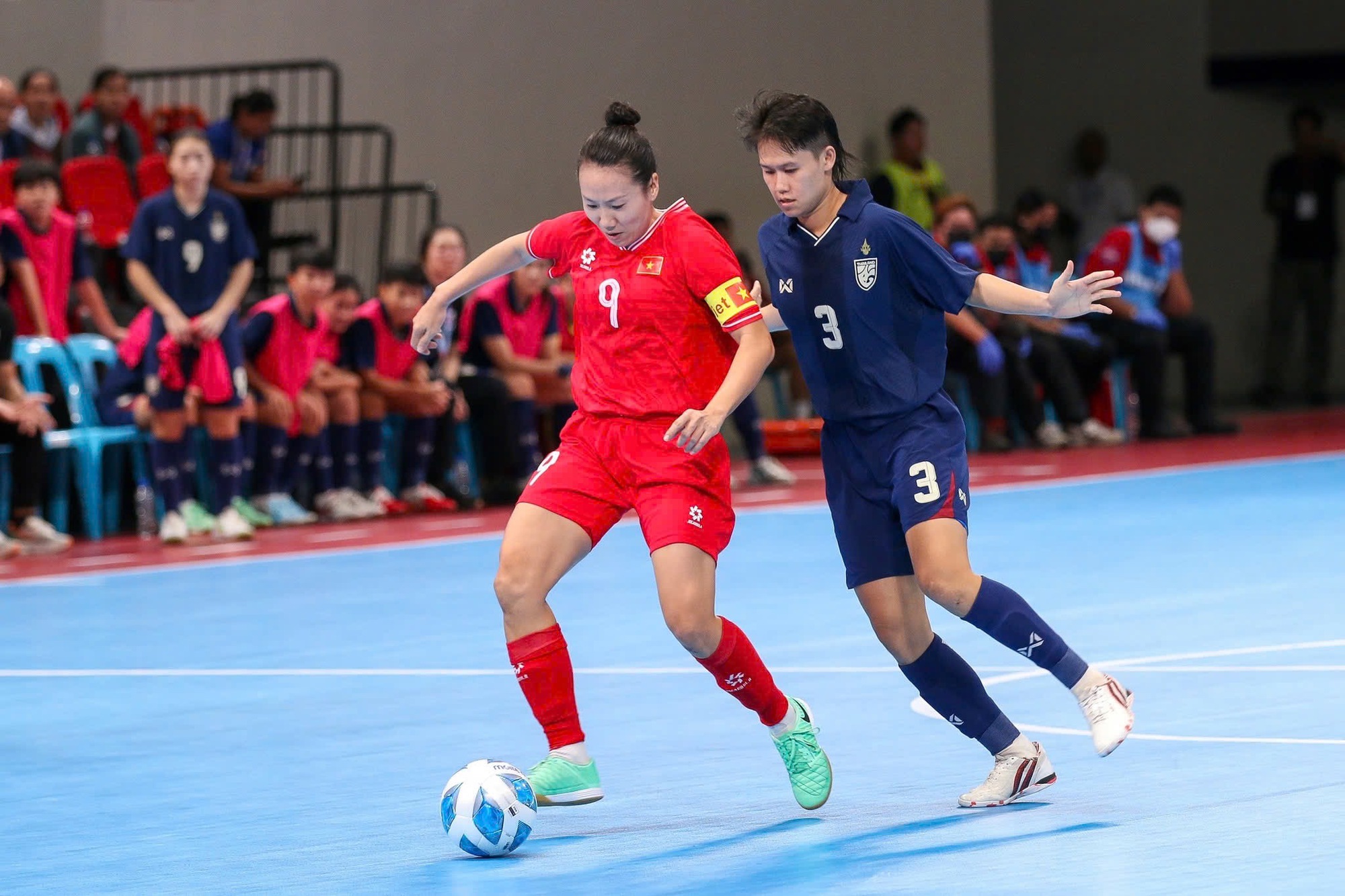 Đội tuyển futsal nữ Việt Nam thắng Thái Lan, vô địch Đông Nam Á: VFF thưởng 600 triệu- Ảnh 3. Đội tuyển futsal nữ Việt Nam thắng Thái Lan, vô địch Đông Nam Á: VFF thưởng 600 triệu- Ảnh 3.
