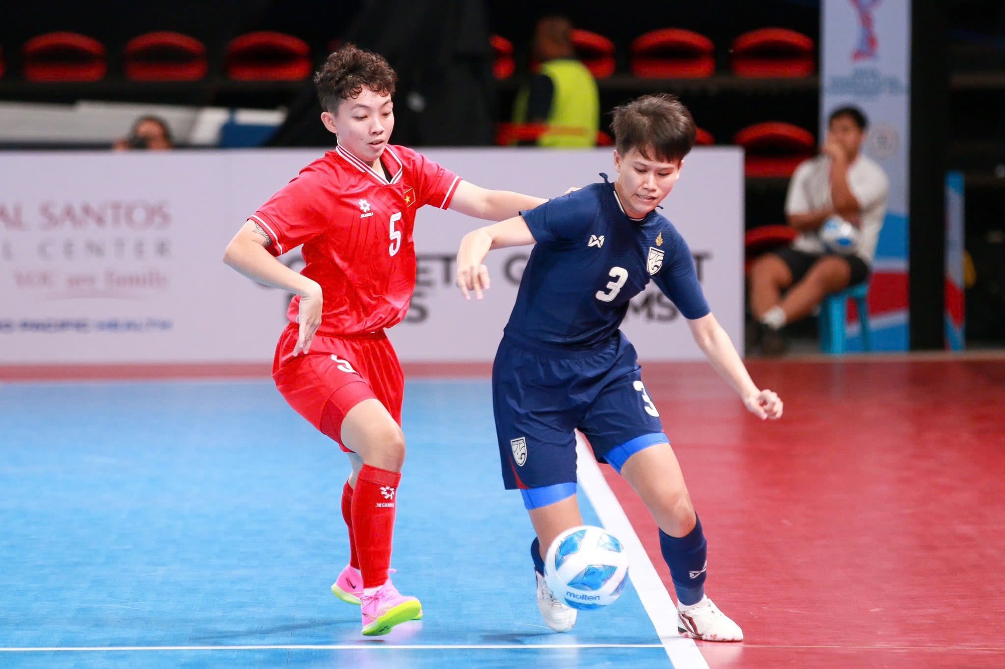 Đội tuyển futsal nữ Việt Nam thắng Thái Lan, vô địch Đông Nam Á: VFF thưởng 600 triệu- Ảnh 4. Đội tuyển futsal nữ Việt Nam thắng Thái Lan, vô địch Đông Nam Á: VFF thưởng 600 triệu- Ảnh 4.