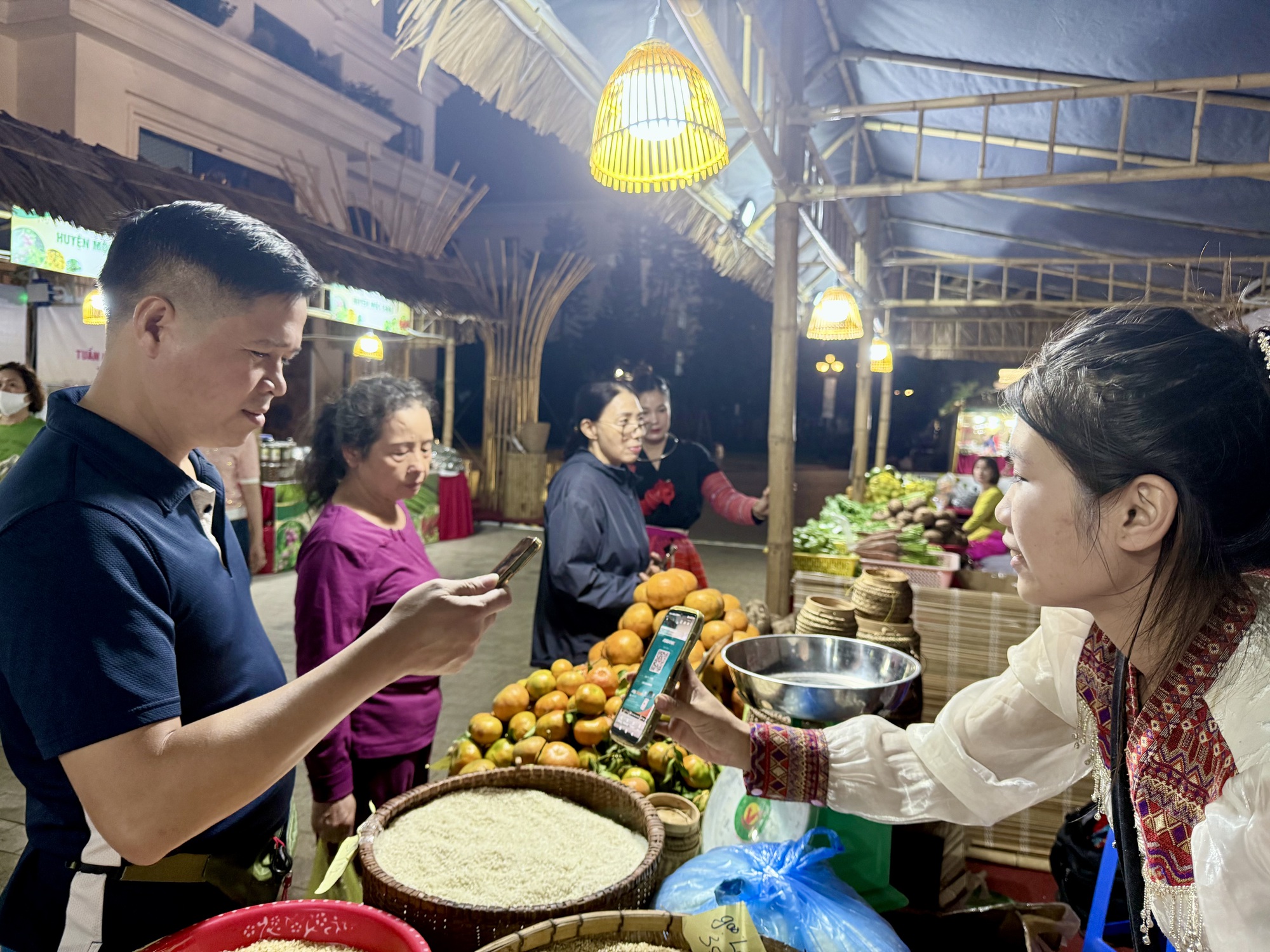 Khai mạc Hội chợ Đặc sản Vùng miền Việt Nam 2024 với 200 gian hàng sản phẩm đặc sản hấp dẫn - Ảnh 5. Khai mạc Hội chợ Đặc sản Vùng miền Việt Nam 2024 với 200 gian hàng sản phẩm đặc sản hấp dẫn - Ảnh 5.