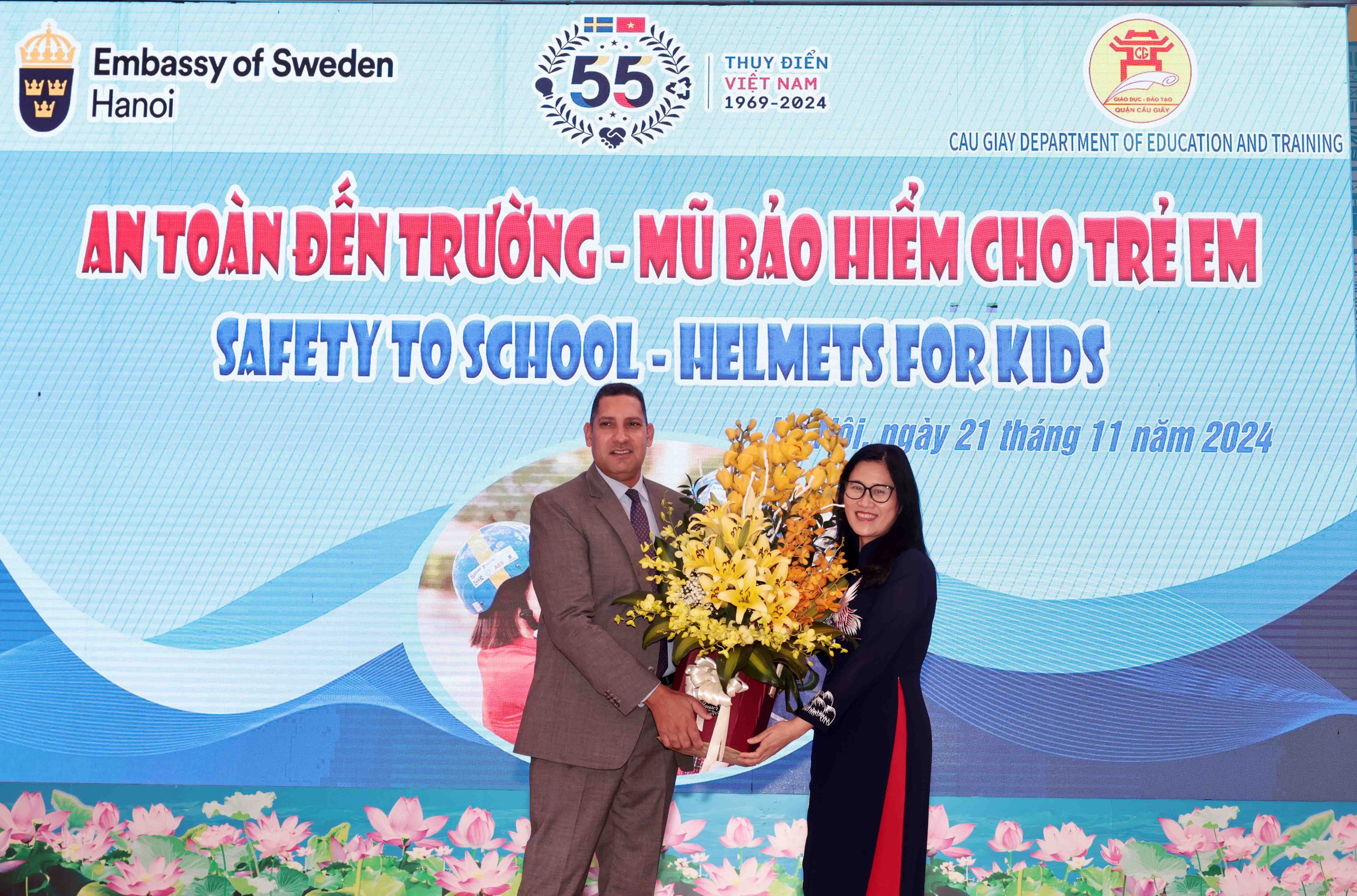 Trao tặng hơn 1.000 mũ bảo hiểm cho học sinh- Ảnh 4. Trao tặng hơn 1.000 mũ bảo hiểm cho học sinh- Ảnh 4.