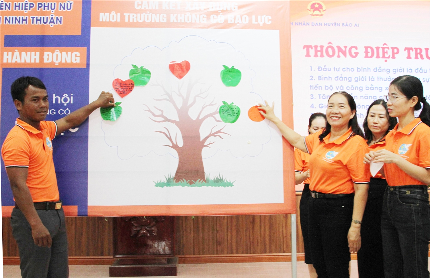 Các đại biểu dán thông điệp lên Cây cam kết hưởng ứng Tháng hành động vì bình đẳng giới và phòng ngừa, ứng phó với bạo lực trên cơ sở giới năm 2024. Các đại biểu dán thông điệp lên Cây cam kết hưởng ứng Tháng hành động vì bình đẳng giới và phòng ngừa, ứng phó với bạo lực trên cơ sở giới năm 2024.