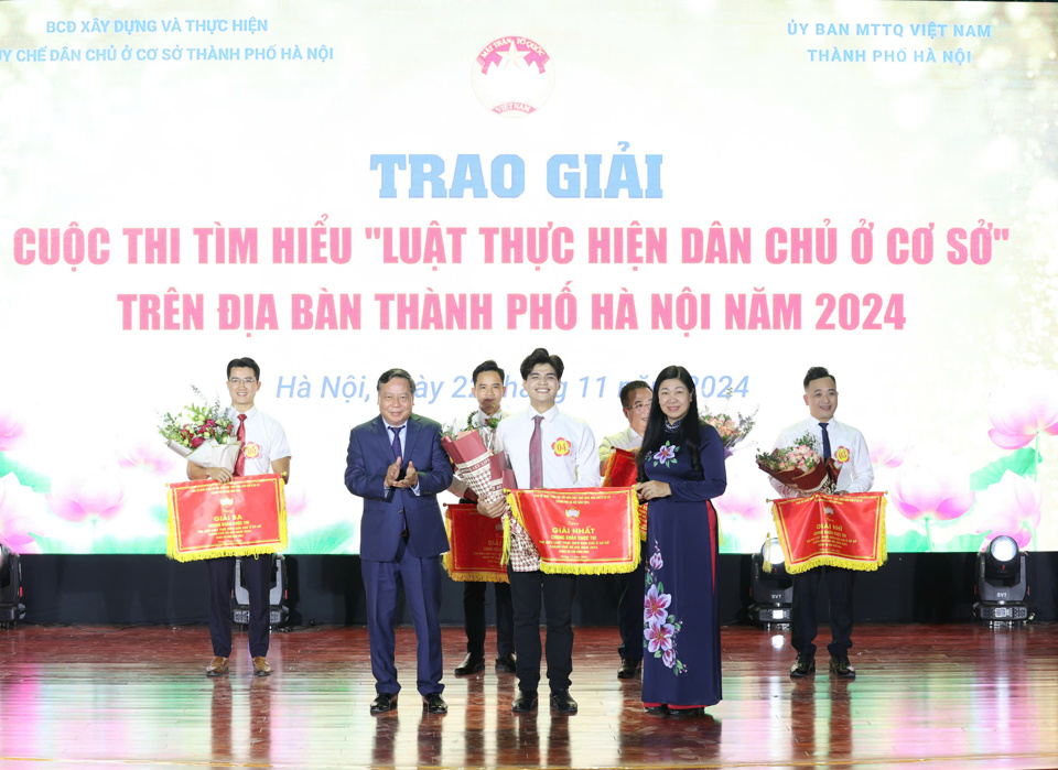 Phó Bí thư Thường trực Thành ủy Hà Nội Nguyễn Văn Phong và Chủ tịch Ủy ban Mặt trận Tổ quốc Việt Nam TP Hà Nội Nguyễn Lan Hương trao giải Nhất phần thi Sân khấu hóa cho đội thi quận Đống Đa