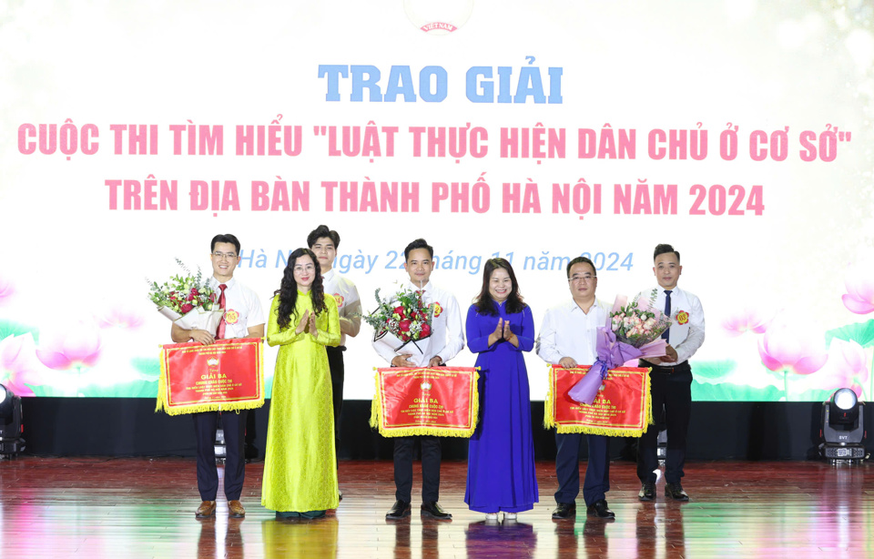Các đội thị xã Sơn Tây, quận Thanh Xuân, huyện Phú Xuyên được trao giải Ba phần thi Sân khấu hóa