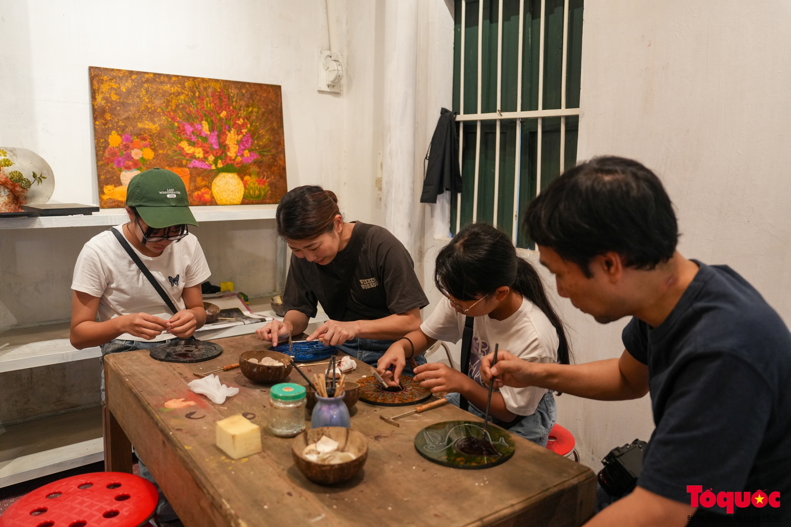 Du khách nước ngoài thích thú trải nghiệm làm tranh sơn mài - Ảnh 14. Du khách nước ngoài thích thú trải nghiệm làm tranh sơn mài - Ảnh 14.