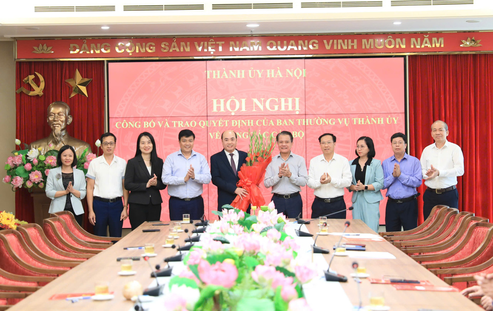 Chủ nhiệm Ủy ban Kiểm tra Thành uỷ Hoàng Trọng Quyết tặng hoa chúc mừng ông Nguyễn Việt Phương.