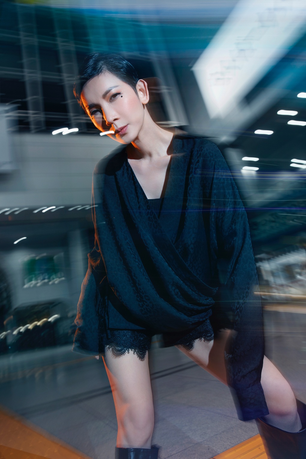 Xuân Lan và con gái 11 tuổi chụp ảnh thời trang trên đường phố Tokyo về đêm - 2 Xuân Lan và con gái 11 tuổi chụp ảnh thời trang trên đường phố Tokyo về đêm - 2