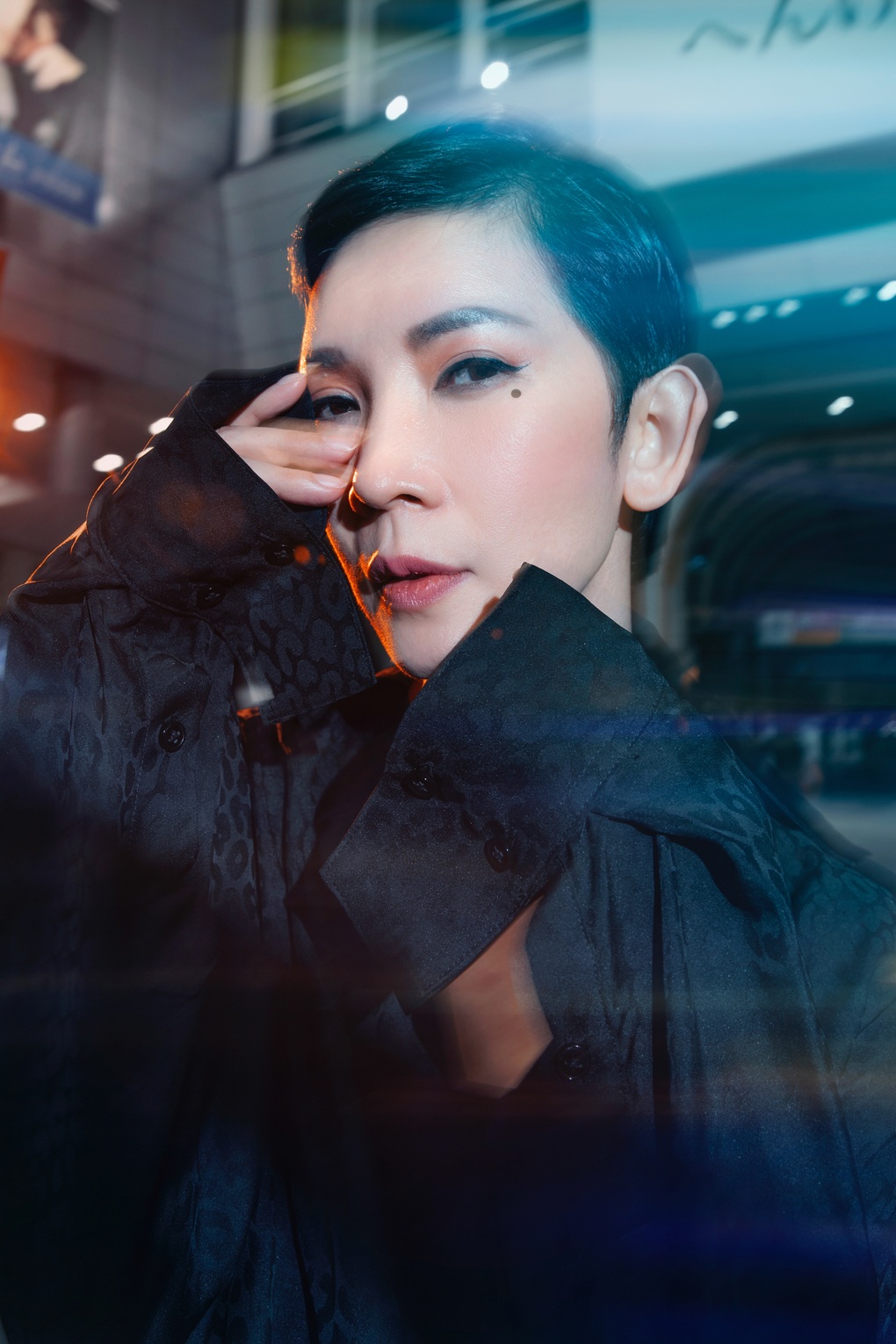 Xuân Lan và con gái 11 tuổi chụp ảnh thời trang trên đường phố Tokyo về đêm - 3 Xuân Lan và con gái 11 tuổi chụp ảnh thời trang trên đường phố Tokyo về đêm - 3