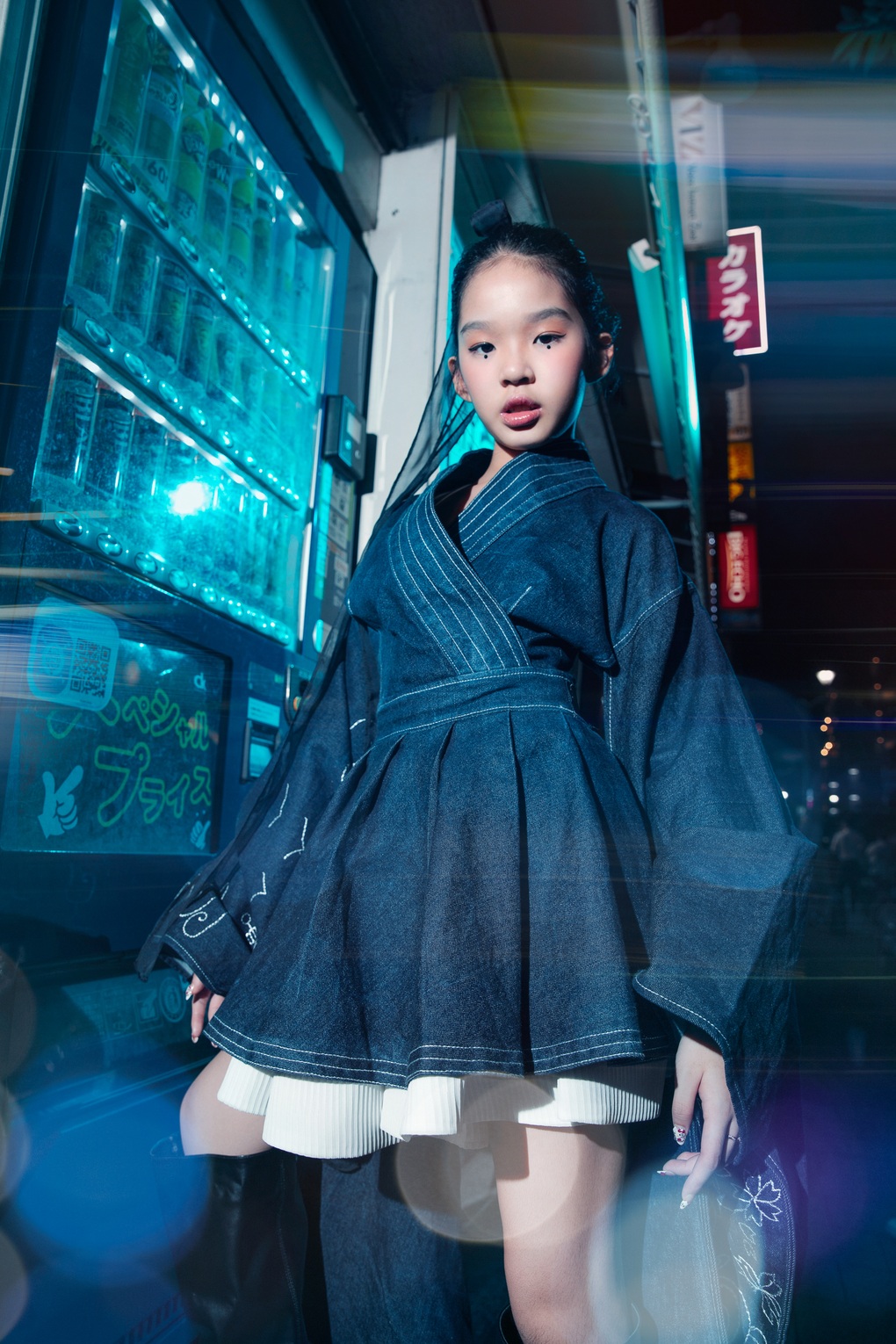 Xuân Lan và con gái 11 tuổi chụp ảnh thời trang trên đường phố Tokyo về đêm - 4 Xuân Lan và con gái 11 tuổi chụp ảnh thời trang trên đường phố Tokyo về đêm - 4