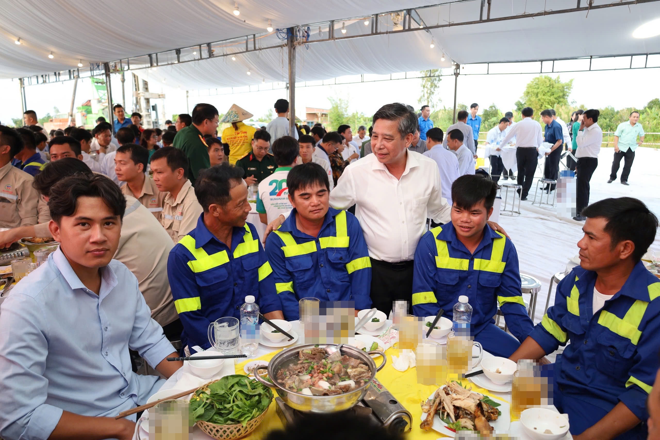 Chủ tịch UBND tỉnh Hậu Giang động viên công nhân trên công trường cao tốc trục ngang- Ảnh 3. Chủ tịch UBND tỉnh Hậu Giang động viên công nhân trên công trường cao tốc trục ngang- Ảnh 3.