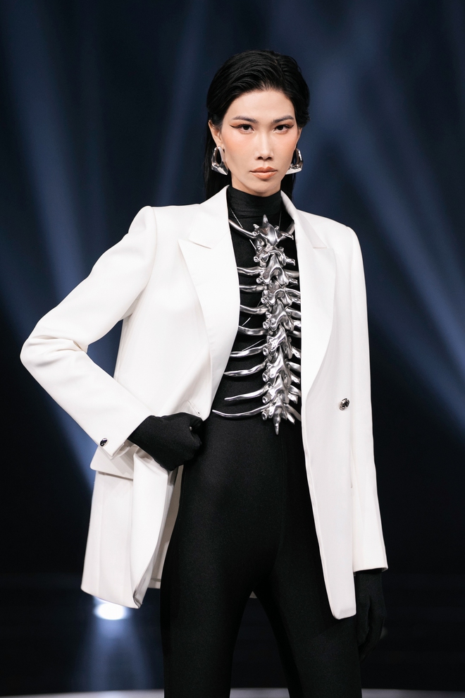 Thanh Hằng và Bảo Ngọc trình diễn ấn tượng trong show Hà Thanh Việt- Ảnh 19. Thanh Hằng và Bảo Ngọc trình diễn ấn tượng trong show Hà Thanh Việt- Ảnh 19.