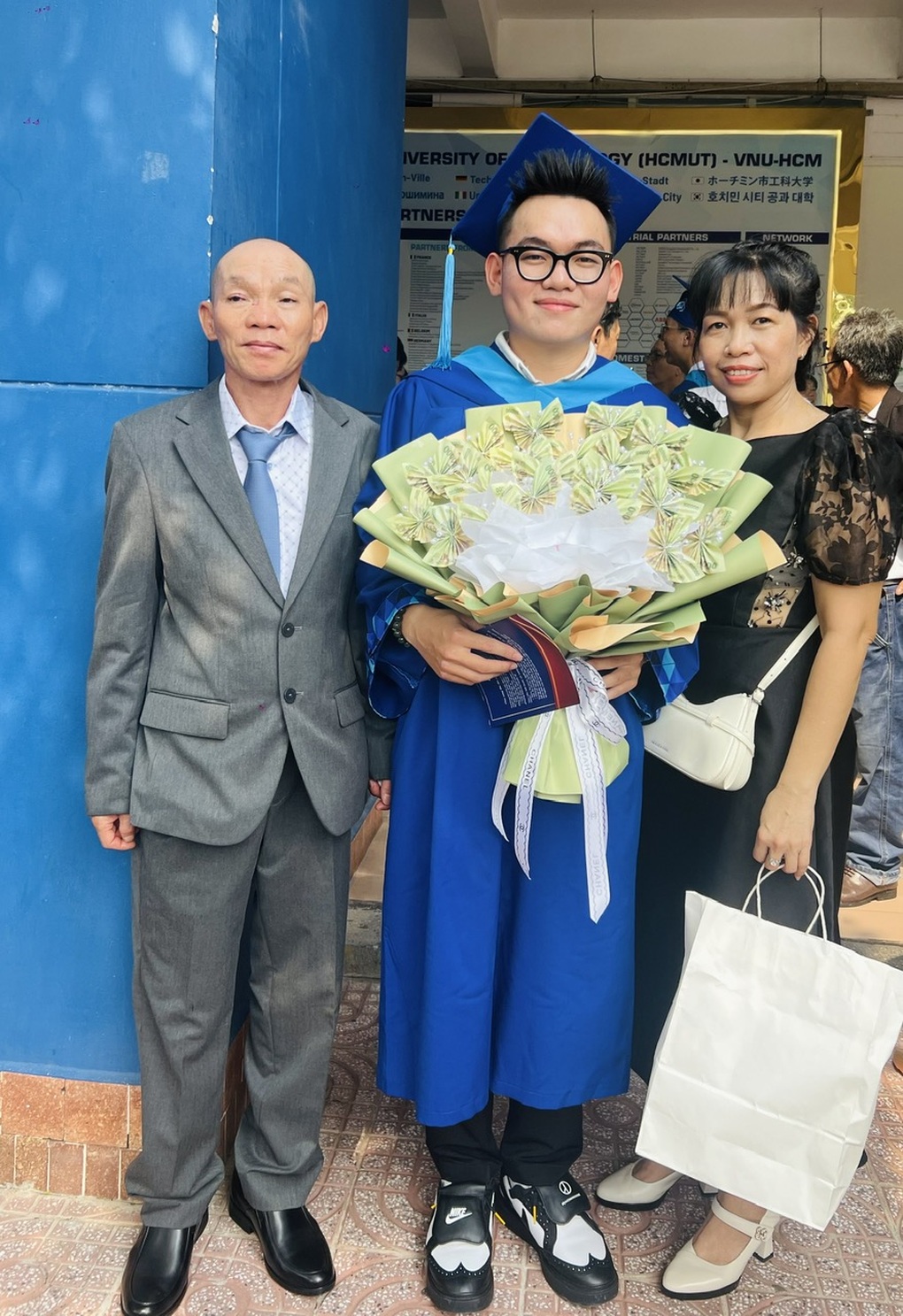 Mẹ tặng hoa tiền cho con trai trong lễ tốt nghiệp, lý do bất ngờ - 3 Mẹ tặng hoa tiền cho con trai trong lễ tốt nghiệp, lý do bất ngờ - 3