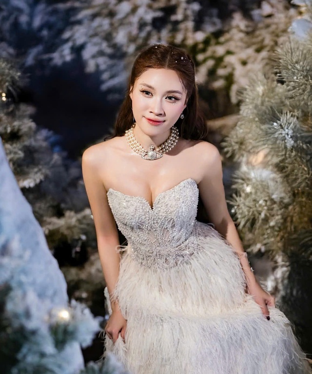 Sao Việt diện đồ đón Noel với váy ngắn sành điệu- Ảnh 2. Sao Việt diện đồ đón Noel với váy ngắn sành điệu- Ảnh 2.