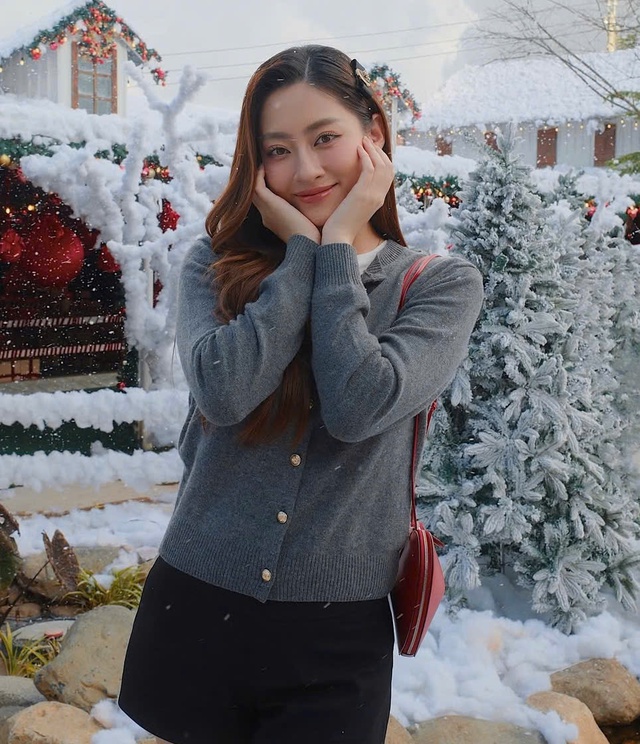 Sao Việt diện đồ đón Noel với váy ngắn sành điệu- Ảnh 7. Sao Việt diện đồ đón Noel với váy ngắn sành điệu- Ảnh 7.