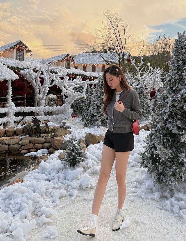 Sao Việt diện đồ đón Noel với váy ngắn sành điệu- Ảnh 8. Sao Việt diện đồ đón Noel với váy ngắn sành điệu- Ảnh 8.