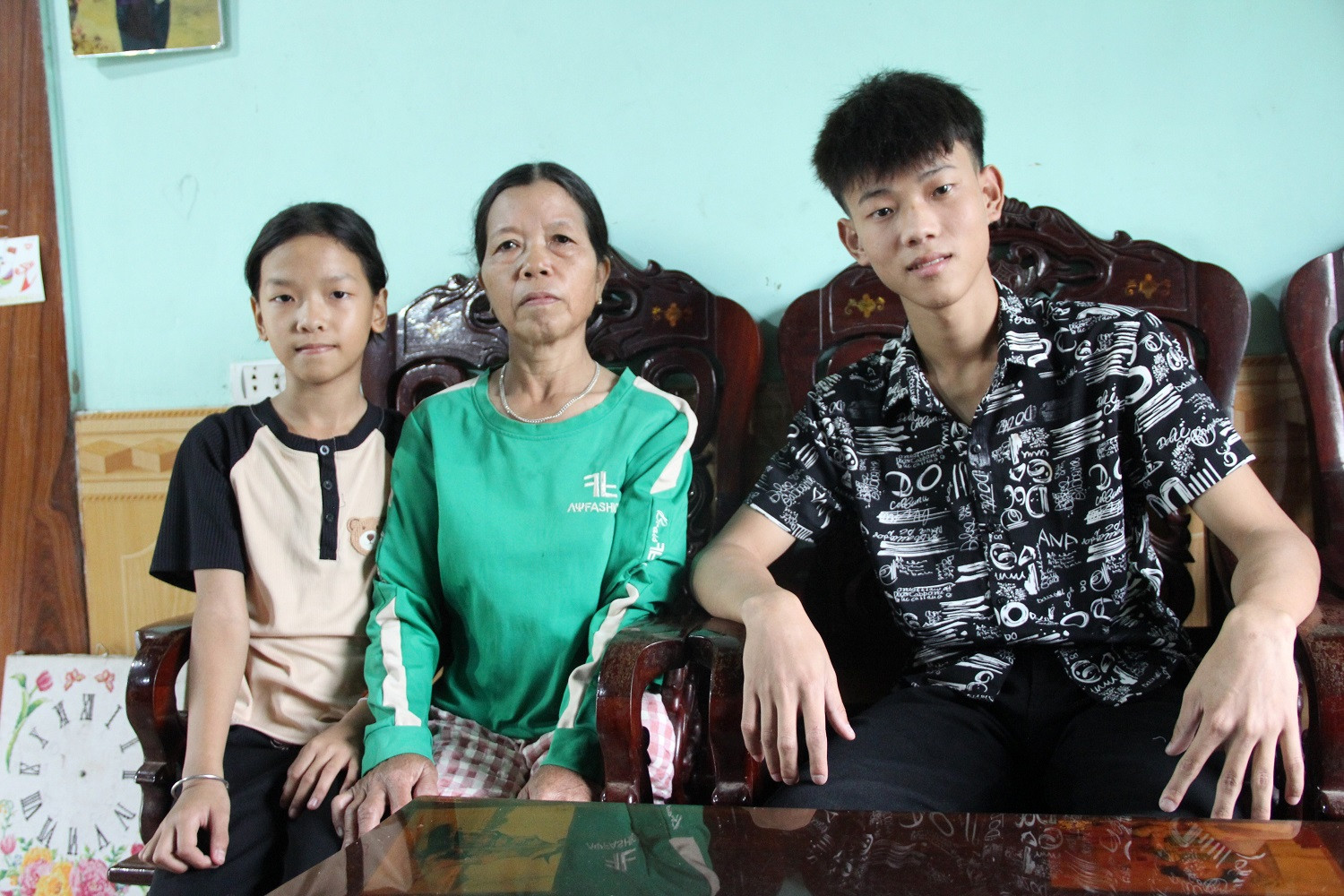 Xúc động lá đơn xin nhập ngũ của chàng trai mồ côi cả cha lẫn mẹ ở Nghệ An - Ảnh 2. Xúc động lá đơn xin nhập ngũ của chàng trai mồ côi cả cha lẫn mẹ ở Nghệ An - Ảnh 2.