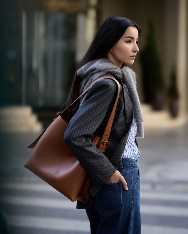 Mẫu áo hợp nhất khi diện cùng quần jeans xanh- Ảnh 7. Mẫu áo hợp nhất khi diện cùng quần jeans xanh- Ảnh 7.