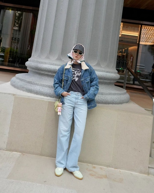 Mẫu áo hợp nhất khi diện cùng quần jeans xanh- Ảnh 9. Mẫu áo hợp nhất khi diện cùng quần jeans xanh- Ảnh 9.