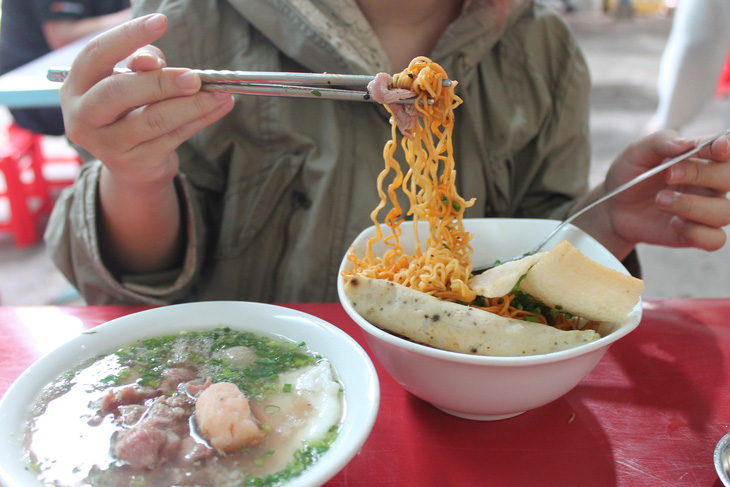 Bún chửi cô Huyền khét tiếng TP.HCM - Ảnh 4. 'Bún chửi' cô Huyền khét tiếng Sài Gòn - Ảnh 4.