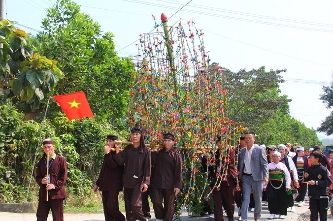 Từ việc tuyên truyền, vận động của Người có uy tín, người dân đã tích cực tham gia giữ gìn bản sắc văn hóa dân tộc (Trong ảnh: Di sản văn hóa phi vật thể quốc gia -Lễ hội Kin Chiêng Boọc Mạy của đồng bào dân tộc Thái, thôn Rộc Răm, huyện Như Thanh) Từ việc tuyên truyền, vận động của Người có uy tín, người dân đã tích cực tham gia giữ gìn bản sắc văn hóa dân tộc (Trong ảnh: Di sản văn hóa phi vật thể quốc gia -Lễ hội Kin Chiêng Boọc Mạy của đồng bào dân tộc Thái, thôn Rộc Răm, huyện Như Thanh)