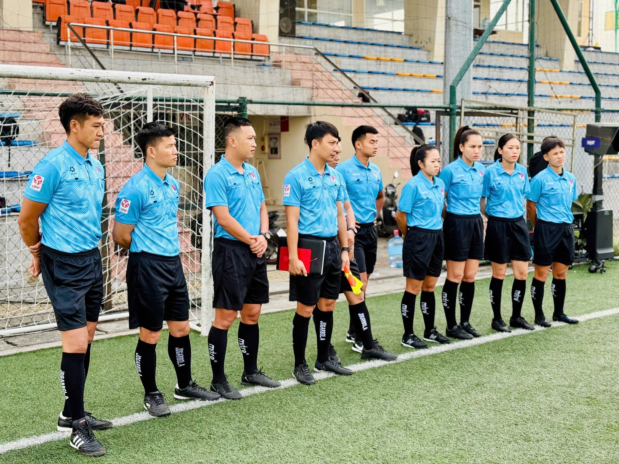 Trưởng ban Trọng tài VFF và VAR làm gì khi V-League tạm nghỉ đến 2 tháng?
- Ảnh 2. Trưởng ban Trọng tài VFF và VAR làm gì khi V-League tạm nghỉ đến 2 tháng?
- Ảnh 2.