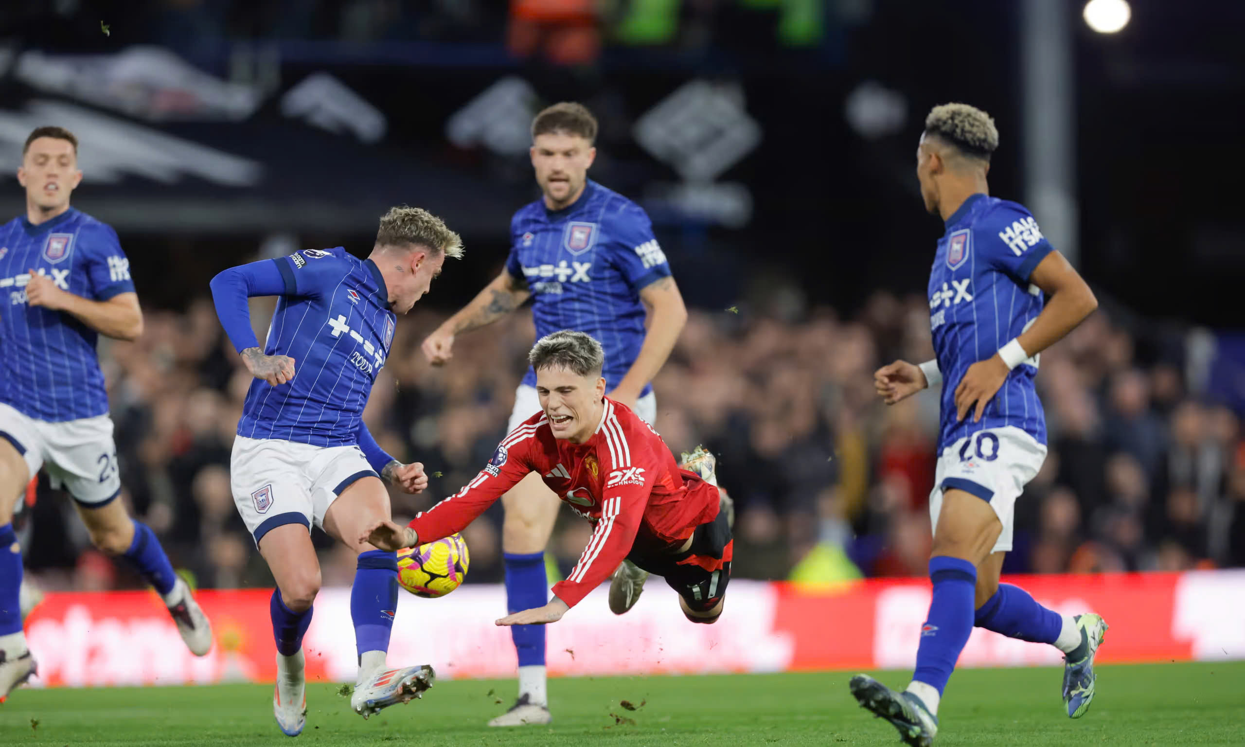 Tân HLV Amorim mang đến ‘đặc sản’ ngày ra mắt, M.U hòa vất vả Ipswich Town- Ảnh 6. Tân HLV Amorim mang đến ‘đặc sản’ ngày ra mắt, M.U hòa vất vả Ipswich Town- Ảnh 6.