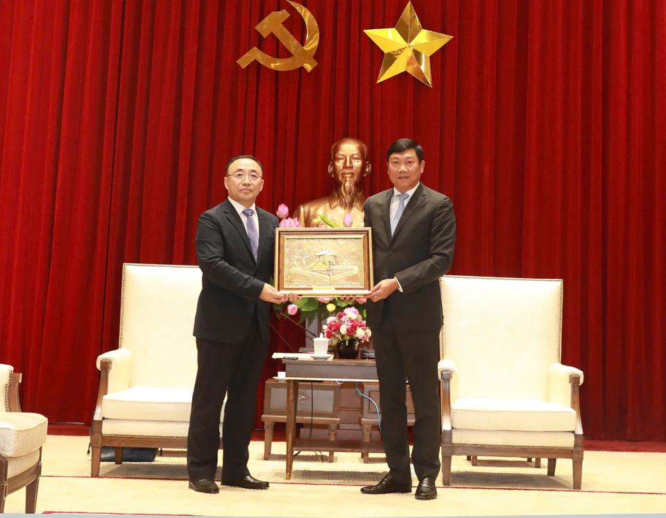 Trưởng ban Dân vận Thành ủy Đỗ Anh Tuấn tặng quà lưu niệm Chủ nhiệm Ủy ban Kiểm tra kinh phí Tổng Công hội Bắc Kinh Tôn Lập Đông.
