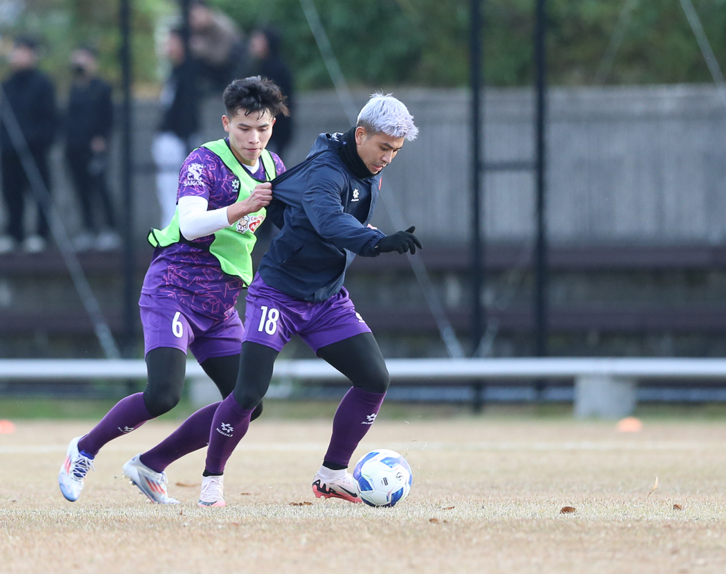 Đội tuyển Việt Nam rèn thể lực khắc nghiệt, trưởng đoàn ở AFF Cup 2024 lộ diện- Ảnh 4. Đội tuyển Việt Nam rèn thể lực khắc nghiệt, trưởng đoàn ở AFF Cup 2024 lộ diện- Ảnh 4.