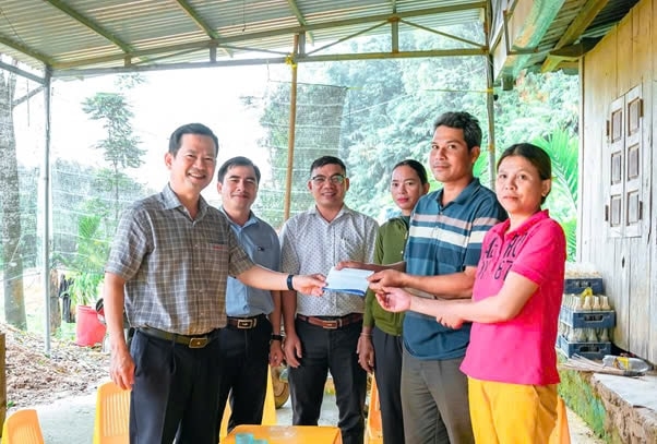 Ông Lê Quang Trung - Chủ tịch UBND huyện Phước Sơn (ngoài cùng bền trái) hỗ trợ kinh phí cho người dân xây dựng nhà ở. Ông Lê Quang Trung - Chủ tịch UBND huyện Phước Sơn (ngoài cùng bền trái) hỗ trợ kinh phí cho người dân xây dựng nhà ở.