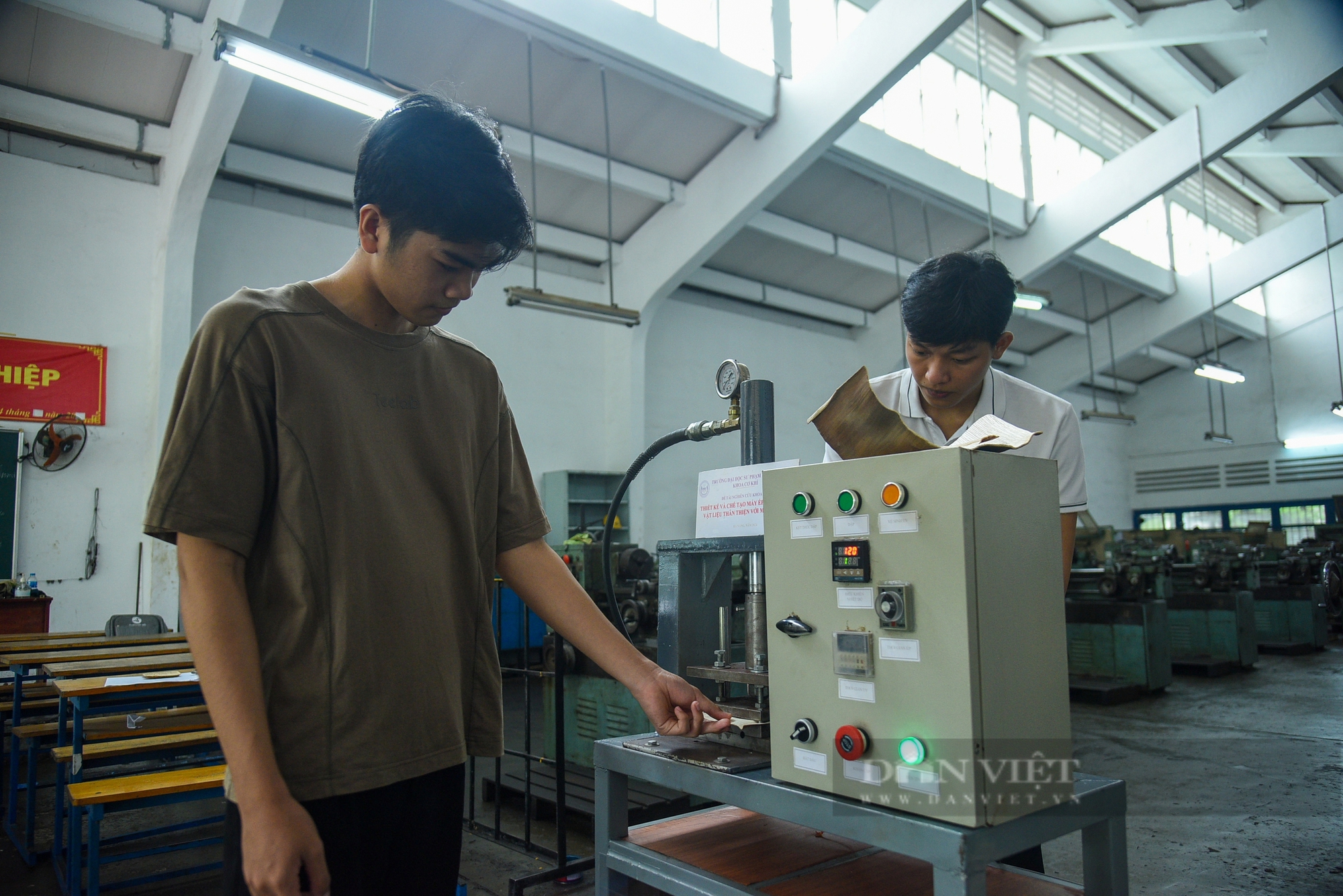 Đà Nẵng: Sinh viên chế tạo máy ép chén đĩa từ vật liệu thân thiện môi trường thay thế đồ nhựa- Ảnh 12. Đà Nẵng: Sinh viên chế tạo máy ép chén đĩa từ vật liệu thân thiện môi trường thay thế đồ nhựa- Ảnh 12.
