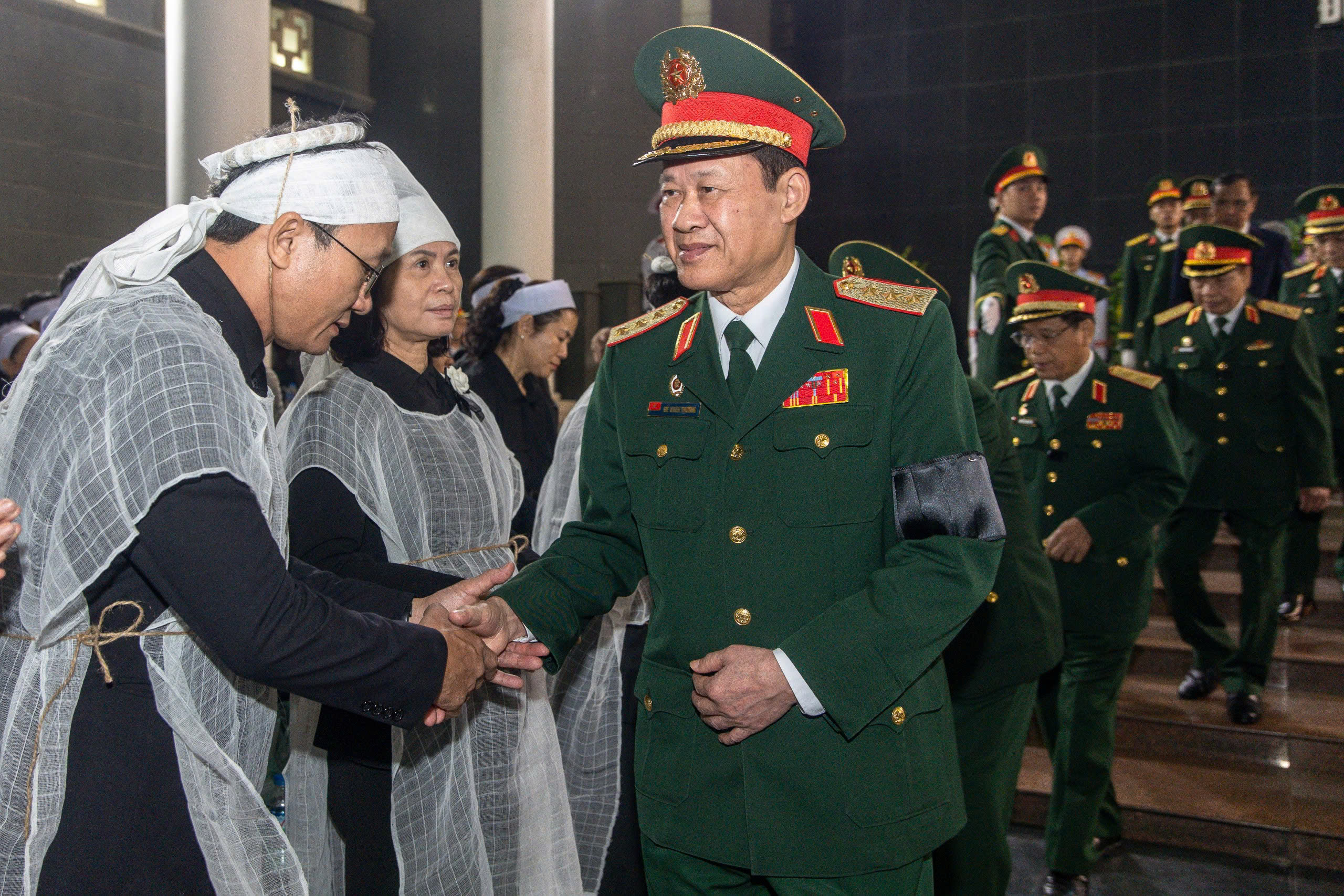 Tình đồng đội, nghĩa đồng bào trong lễ tang trung tướng - anh hùng Khuất Duy Tiến- Ảnh 7. Tình đồng đội, nghĩa đồng bào trong lễ tang trung tướng - anh hùng Khuất Duy Tiến- Ảnh 7.