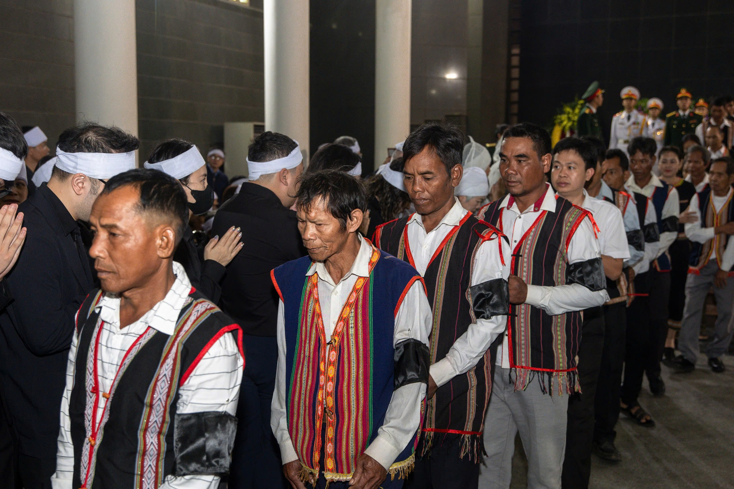 Tình đồng đội, nghĩa đồng bào trong lễ tang trung tướng - anh hùng Khuất Duy Tiến- Ảnh 8. Tình đồng đội, nghĩa đồng bào trong lễ tang trung tướng - anh hùng Khuất Duy Tiến- Ảnh 8.