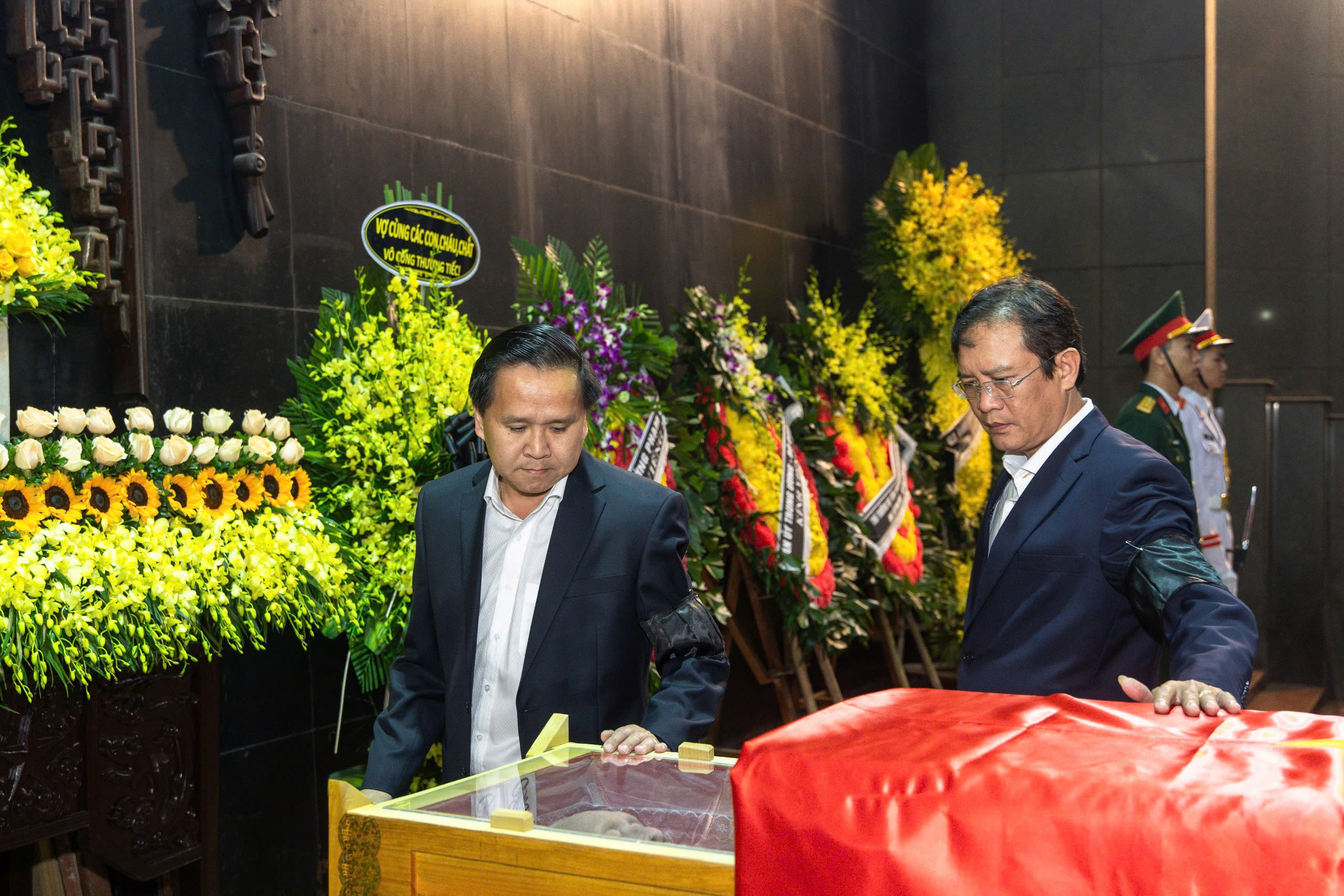 Tình đồng đội, nghĩa đồng bào trong lễ tang trung tướng - anh hùng Khuất Duy Tiến- Ảnh 9. Tình đồng đội, nghĩa đồng bào trong lễ tang trung tướng - anh hùng Khuất Duy Tiến- Ảnh 9.
